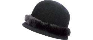 「帽子はずっと大好きなアイテムのひとつ。型から一緒に作成したオーダーメイドの帽子は、フェルトにラビットファーをあしらった、特別なもの」ハット¥90,200（AkioHirata OHKO × NAOKO TSUJI）