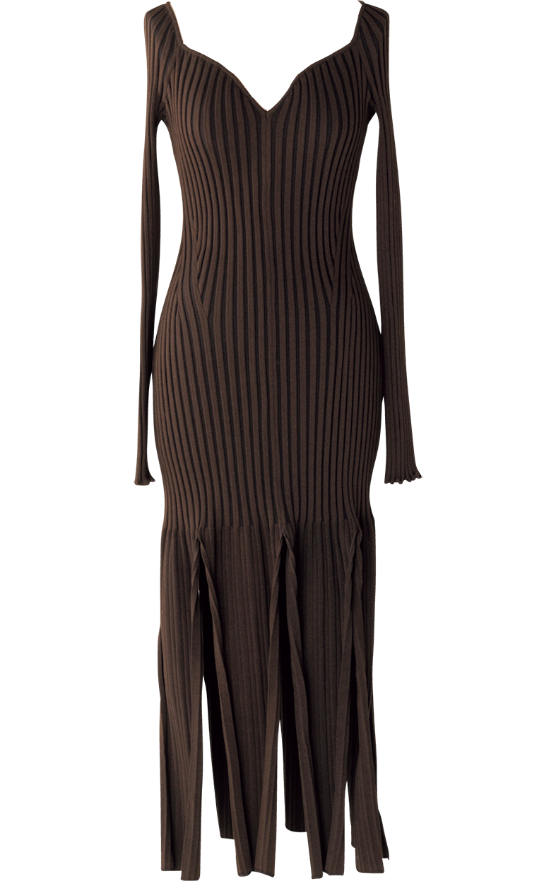 「ワードローブにIラインのドレスは欠かせません。フェティコのドレスはフィットし過ぎず、からだのラインを美しく見せてくれる1着。深みのあるボルドーカラーも素敵」ドレス¥64,900（フェティコ／ザ・ウォール ショールーム）