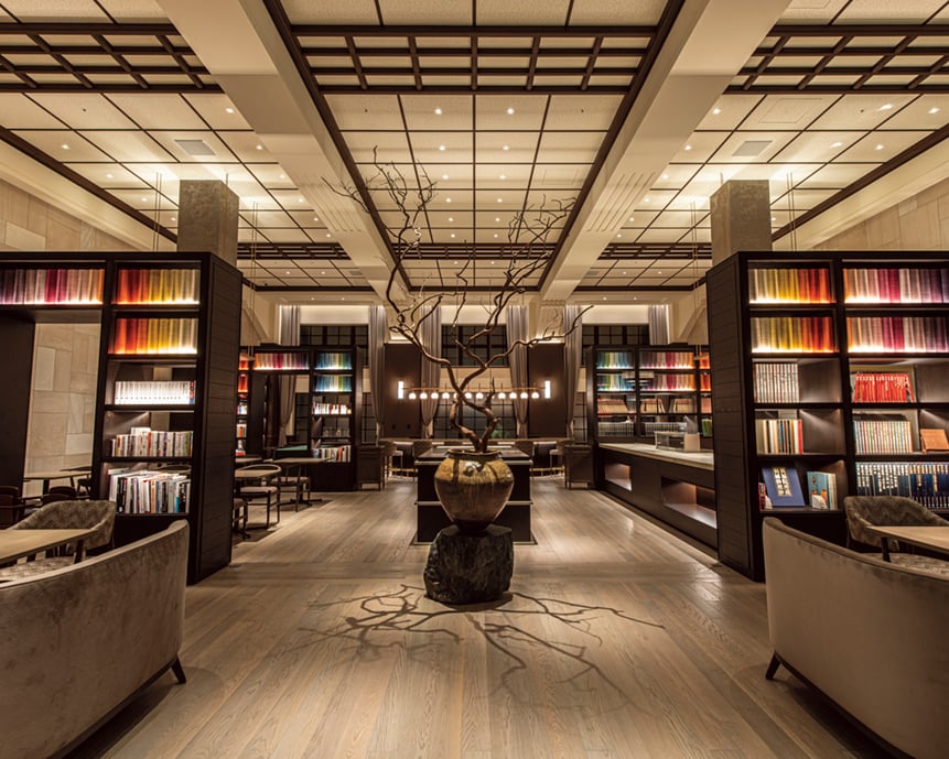 元講堂を保存・活用し、1100冊もの書籍が並ぶ「restaurant library the hotel seiryu」では、メイン料理を7種から選べる極上の朝食を提供。