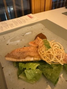 この日、メインに選んだのは白身魚スズキをカリッと焼き付けたもの。フルーティなペッパーソースとのコンビネーションが絶妙でした。そして写真を撮り忘れてしまったのが痛恨のミス！ 一緒に出されたごはんは石釜で炊かれたふかっふかのガーリックライスでした。ガーリックライスとはいえ、いわゆるパンチの効いた✊というものではなく優しい味で、これまたメイン料理と一緒に食べた時の相性が最高だったのです。なんだか、日本人の舌にとても合った、というか。