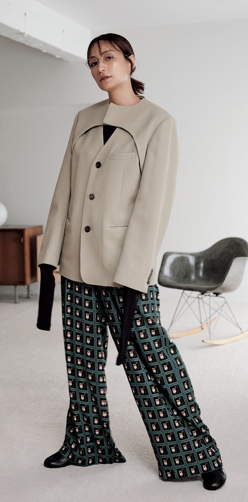 遊び心溢れるデザイン　着る人の個性を引き出す服　アンスクリア　佐田真由美　個性的なプリントパンツ　ショートボレロとジレに分かれたユニークなジャケット