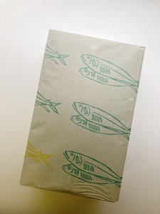 お魚のイラストが印象的な包み紙。キュンとします！