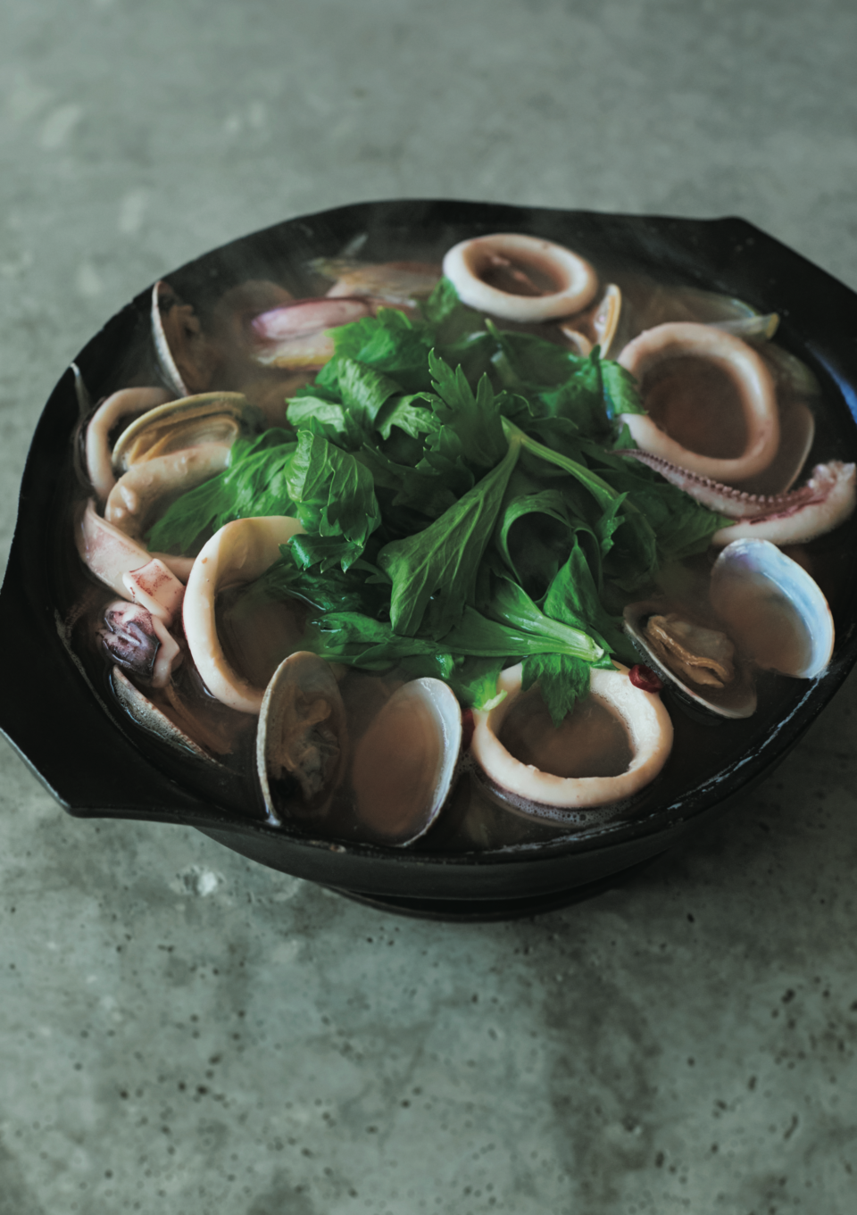 料理研究家・市瀬悦子先生の『魚介とセロリのナンプラー鍋』
