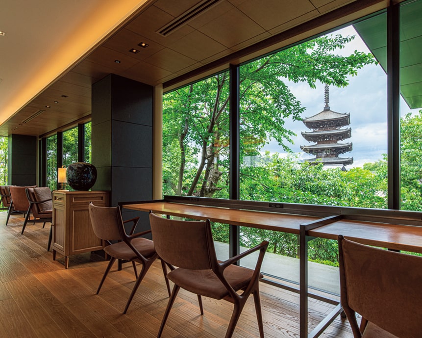 全面ガラス張りが気持ちのいいゲスト専用のラウンジ。法観寺・八坂の塔と四季折々の自然を眺めながら軽食やドリンク、お点前体験などが楽しめる。