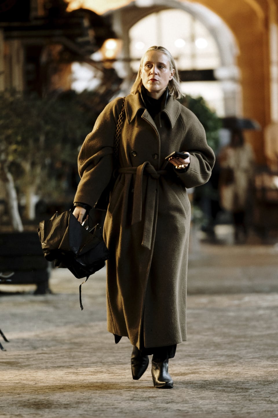 仕立てのよさが際立つ美しいコートは、装飾なしで着るのがベストアンサー。