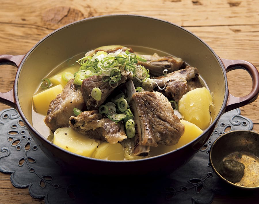 あたたかくてすぐ作れる！簡単、おいしいごちそう煮込み【キャベツと塩漬けスペアリブの肉じゃが】レシピ