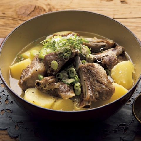 あたたかくてすぐ作れる!簡単、おいしいごちそう煮込み【キャベツと塩漬けスペアリブの肉じゃが】レシピ