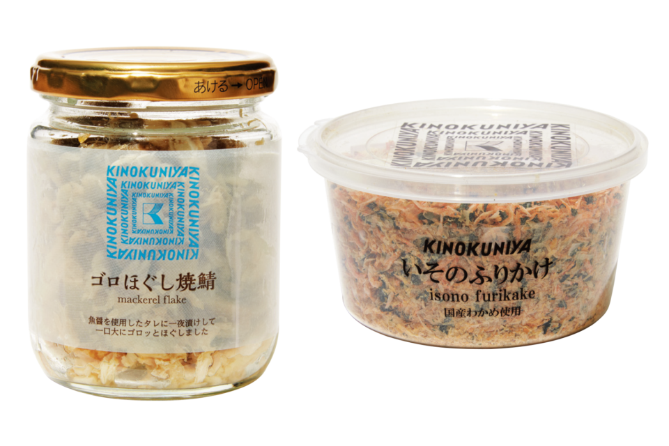 ［左］魚醤を使用したタレに一夜漬けした鯖を一枚一枚丁寧に焼き上げ、ひと口大に粗くほぐした一品。ゴロほぐし焼鯖¥649［右］6種類の国産原料を使用し、素材の味を生かしたシンプルで飽きのこない味付け。いそのふりかけ¥810