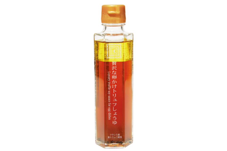 白しょうゆとオリーブオイルに黒トリュフ。贅沢な卵かけトリュフしょうゆ¥1,188