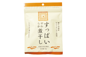 瀬戸内海産かたくちいわしの旨みを黒酢でまろやかに仕上げた一品。おやつやおつまみに、手が止まらなくなる美味しさ。すっぱいやわらか煮干し¥469