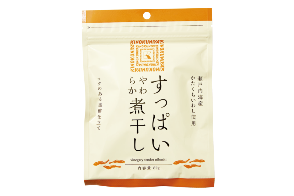 瀬戸内海産かたくちいわしの旨みを黒酢でまろやかに仕上げた一品。おやつやおつまみに、手が止まらなくなる美味しさ。すっぱいやわらか煮干し¥469