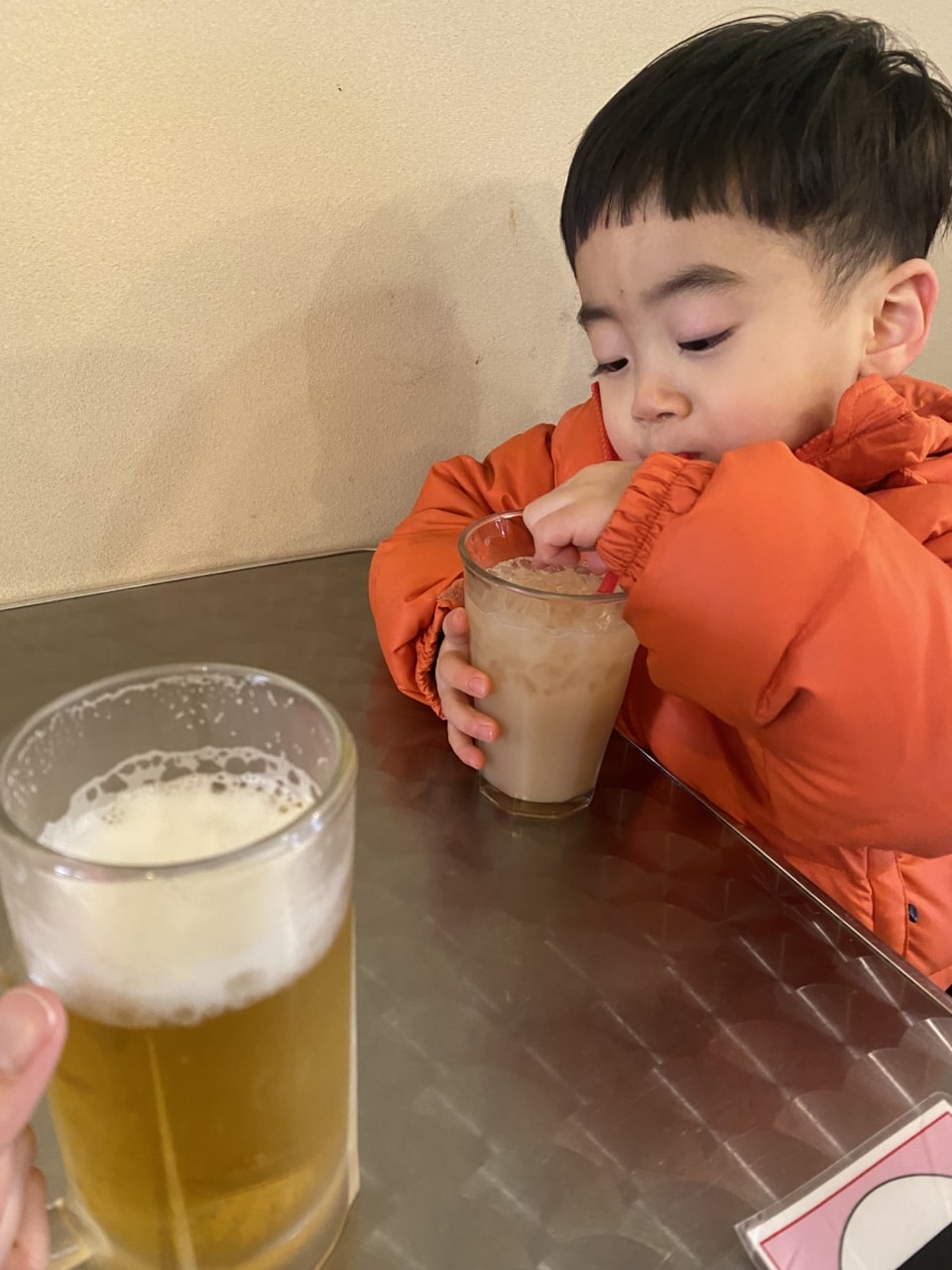 ピーマン通りのハム屋さんにて。到着の乾杯！ 息子は山梨ならではの桃ジュース、母は生ビール（笑）。