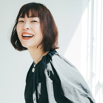 ヘアアーティスト・shucoさん 雑誌や広告などで活躍する人気ヘアアーティスト。毛髪診断士の資格を持ち、ヘアを通じた社会貢献活動も行う。シュシュやカチューシャなどを展開するブランド「トレス」のディレクターとしての一面も。美味しいお酒と食事、料理の時間が至福のとき。