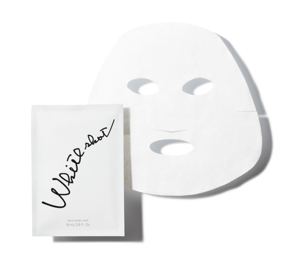 透き通るようなハリと透明感が手に入る。肌あれなどの炎症を防ぎながらハリと潤いを与える美白マスク。ホワイトショット マスクQXS 7包 ¥7,480（ポーラ）