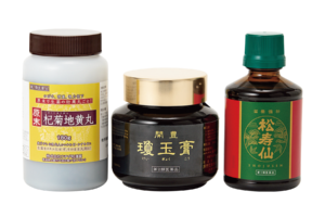 右から：松寿仙 510mL ¥6,710（五行堂）、開豊 瓊玉膏 300g ¥15,180（ドラッグストア フィトリート）、杞菊地黄丸180g ¥7,260（五行堂 ）