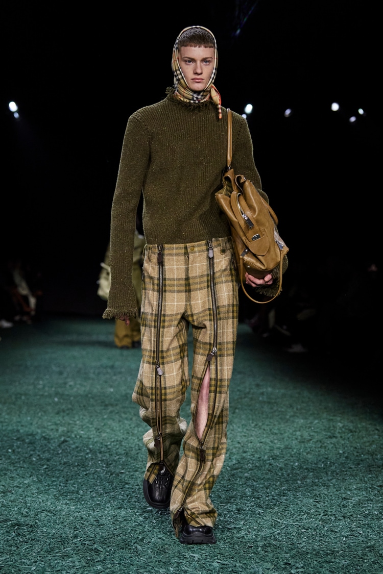 BURBERRY 2024-25 AUTUMN WINTER_016