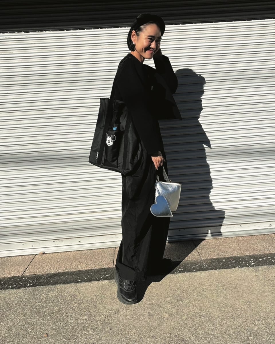 オトナミューズ4月号付録のミッキーマウストートバッグを持つ金子綾さん