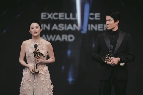 アジア・フィルム・アワード授賞式にてExcellence in Asian Cinema Awardを受賞したイ・ヨンエと鈴木亮平