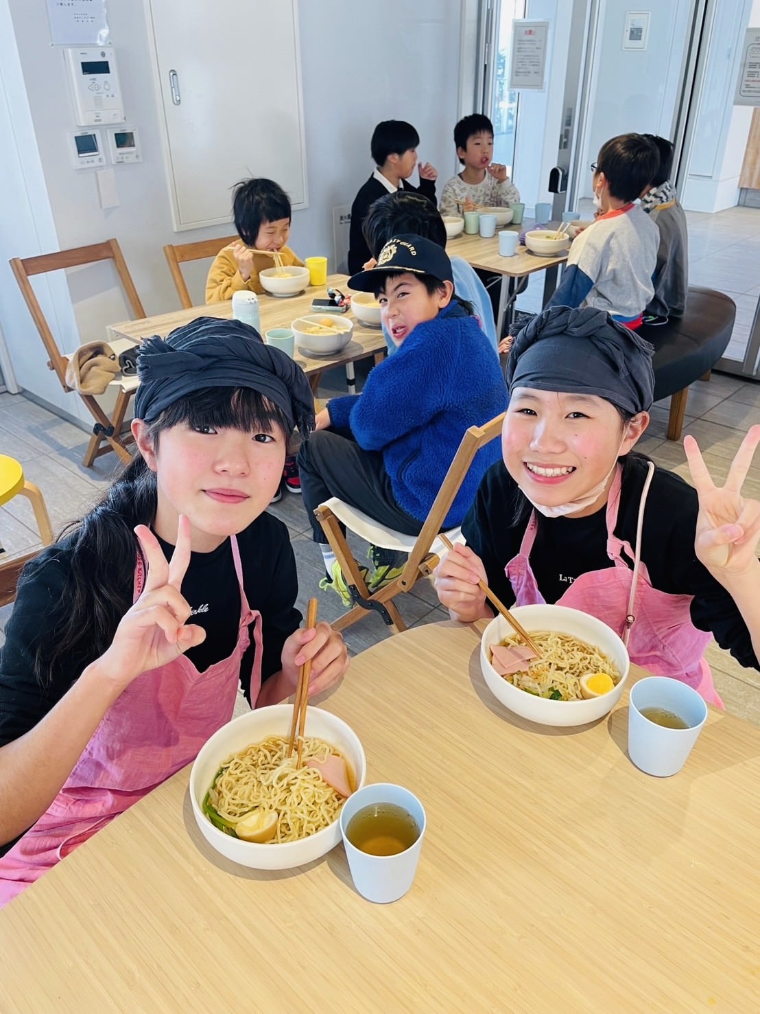 お客さんがひと段落した後に、キッズスタッフのランチタイムです。労働の後のラーメンは格別って顔してますね♡