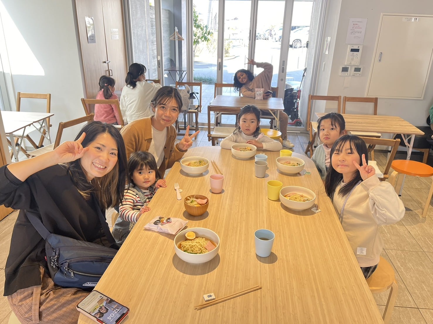 ラーメンの日は何となく、お店のムードもラーメン屋さん感があるような。いつもはにぎやかですが、おしゃべりもそこそこに、お客さんたちが一心に麺をすする音が響きます。