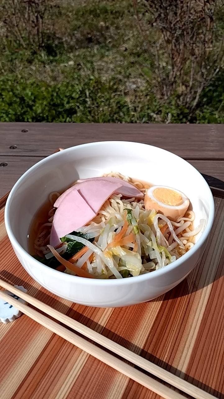 熱々のラーメンは食べにくい幼い子もいるので、スープはすこし少な目に入れるのがレインボーの工夫です。たんぱく質も野菜も摂取してほしいから、具だくさんです♡