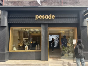 2022年の夏、漢南に旗艦店を構えた「pesade」はユニセックスで楽しめる香りとパッケージで大人気。2024年3月、ソンスにも待望のオープン！