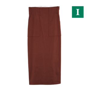 【ROPÉの タイトスカート】スタイルアップも叶えてくれるペンシルシルエットのスカートは、ストレッチ＆バックスリット入りではきやすさも抜群。サラリとしたリネン混素材、テラコッタカラーが大人っぽい雰囲気。スカート¥19,800（ロペ）