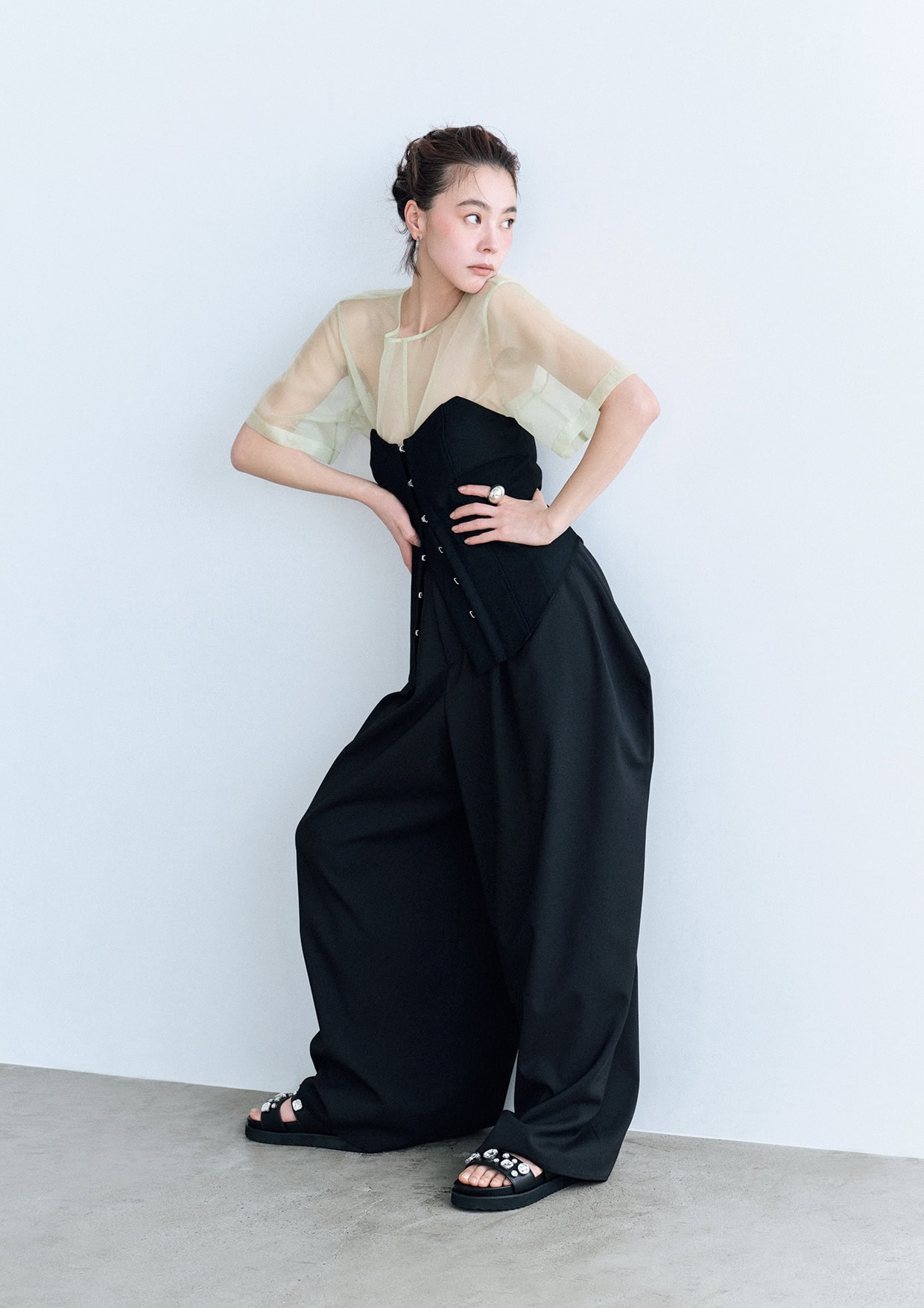 シアートップスと超ワイドパンツのバランスがおしゃれ