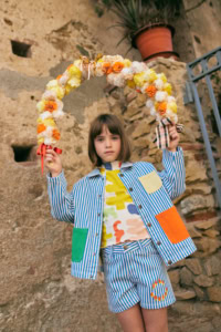 ジャケット［STRIPED COLOR BLOCK DENIM JACKET］￥24,200、Tシャツ［CARNIVAL ALL OVER LONG SLEEVE T-SHIRTS］￥7,480、パンツ ［BOBO CHOSES CIRCLE STRIPES WOVEN SHORTS］￥14,850