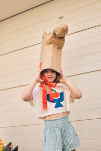 Tシャツ［RAINBOW T-SHIRTS］￥6,600、パンツ［VICHY WOVEN SHORTS］￥11,000