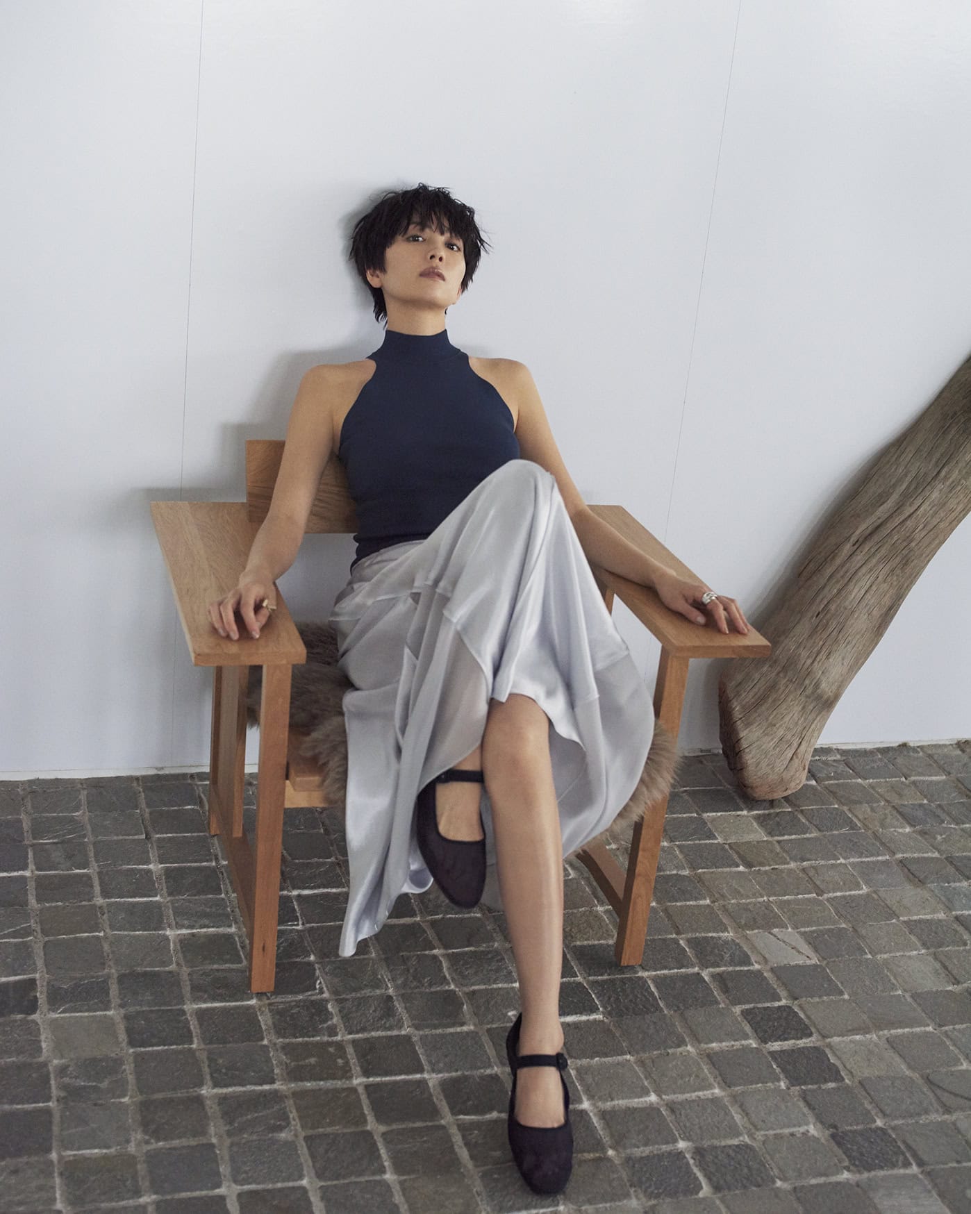 ノースリーブ、だけどハイネック」の禁欲的な魅力。大人の肌見せは
