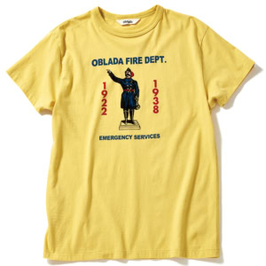 緩めのイラストはあえてキレイめスラックスと。FIRE DEPT Tシャツ¥11,880（オブラダ／CINCH）