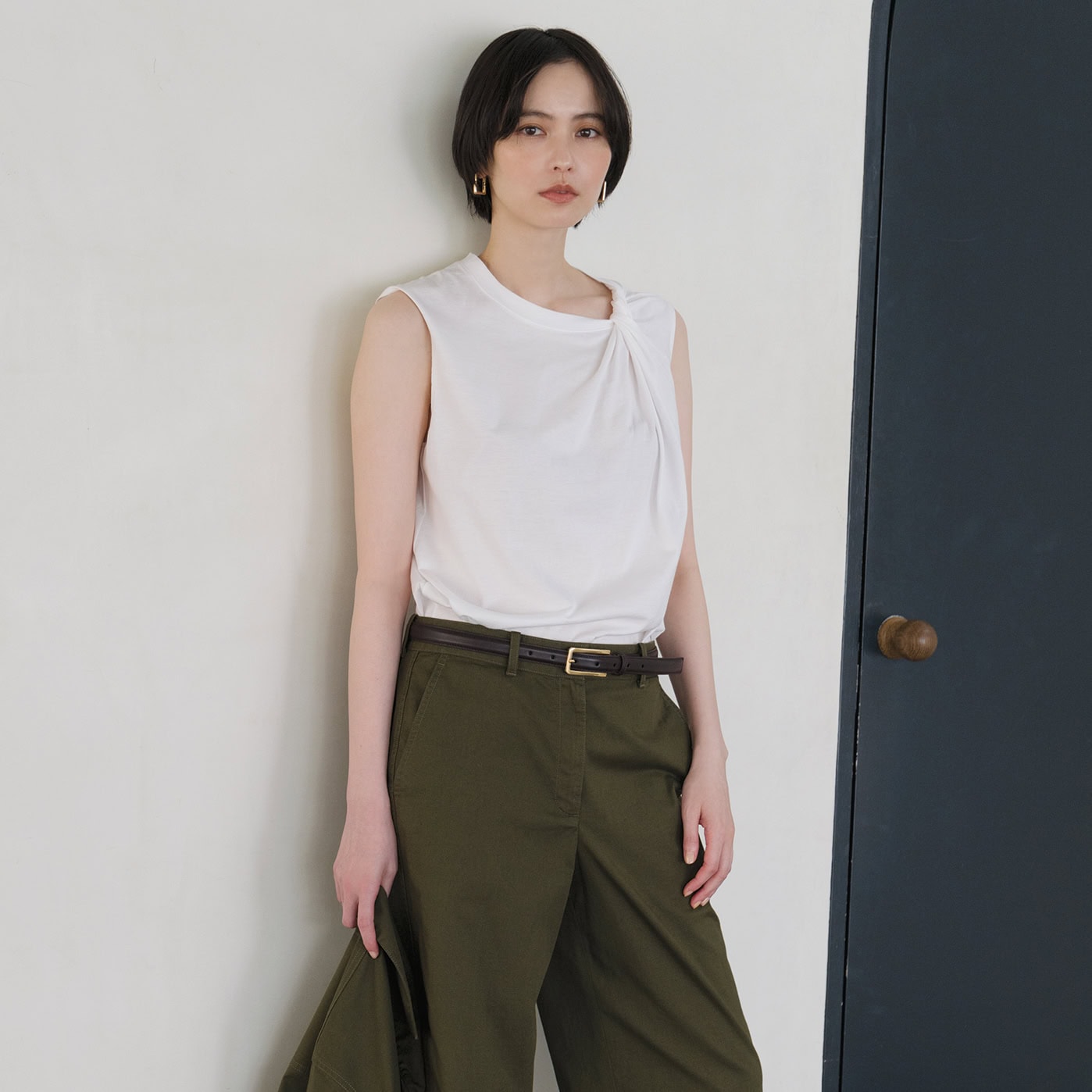 シンプルだけどちょっとヒネりがある。【theory】で見つけた40代向け