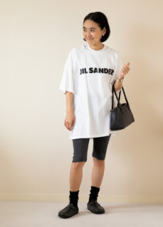 JIL SANDERのTシャツ、HYKEのインナー、BLACK BY MOUSSYのサイクリングショーツ、BIRKENSTOCKのシューズ、THE ROWのバッグ、ROLEXの腕時計、COUDREのパールピアス、その他は本人私物