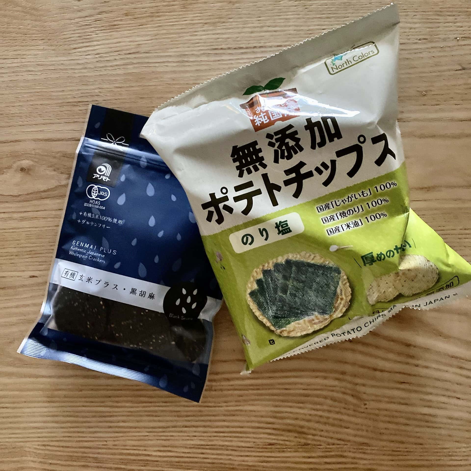 ビオセボンで買える黒胡麻たっぷりの玄米せんべいは本当に美味しくてオススメ。ポテトチップスも添加物を使ってないこちらならいいかなと思っています