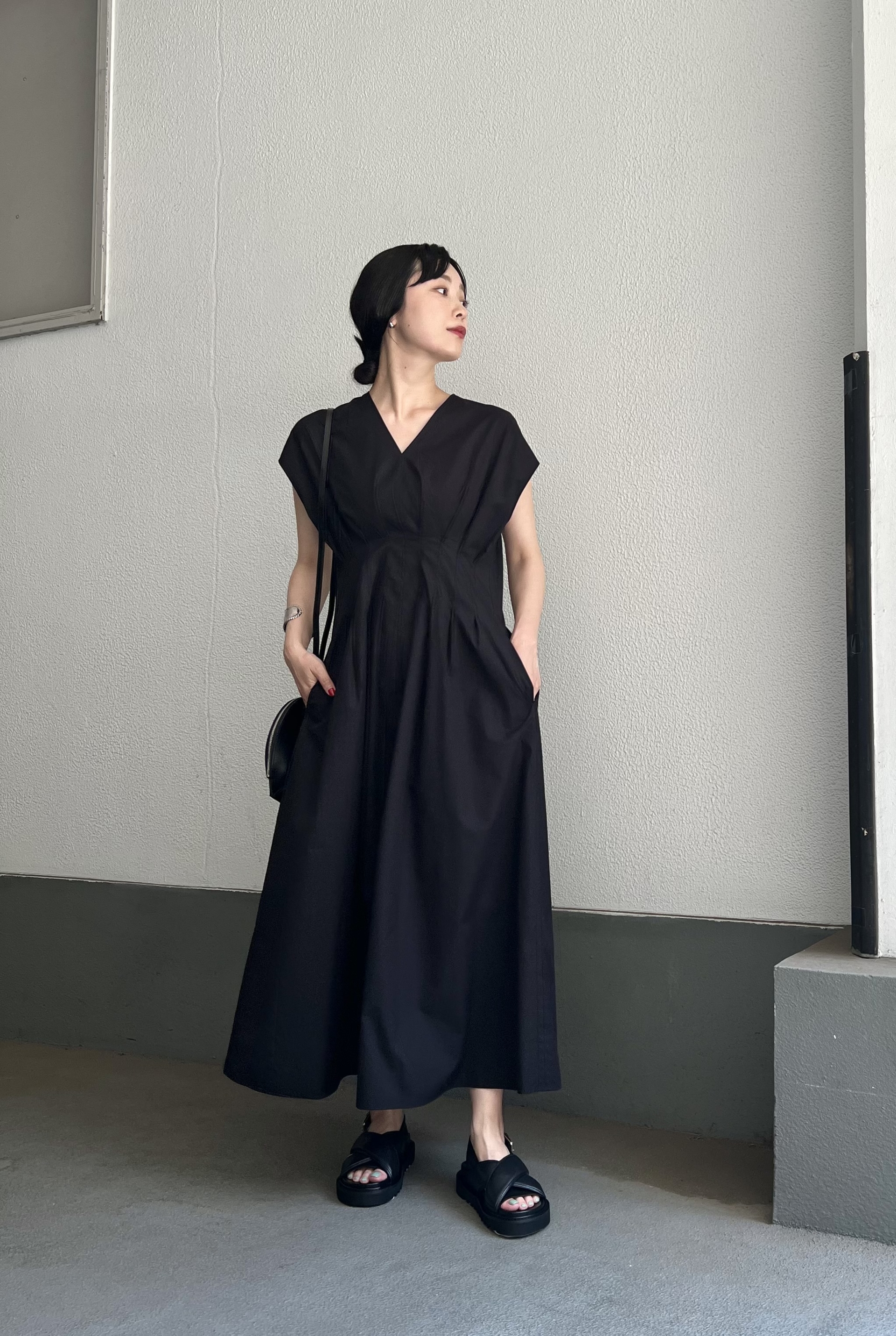 価格も◎。ウエストシェイプのワンピースで美しいブラックコーデに