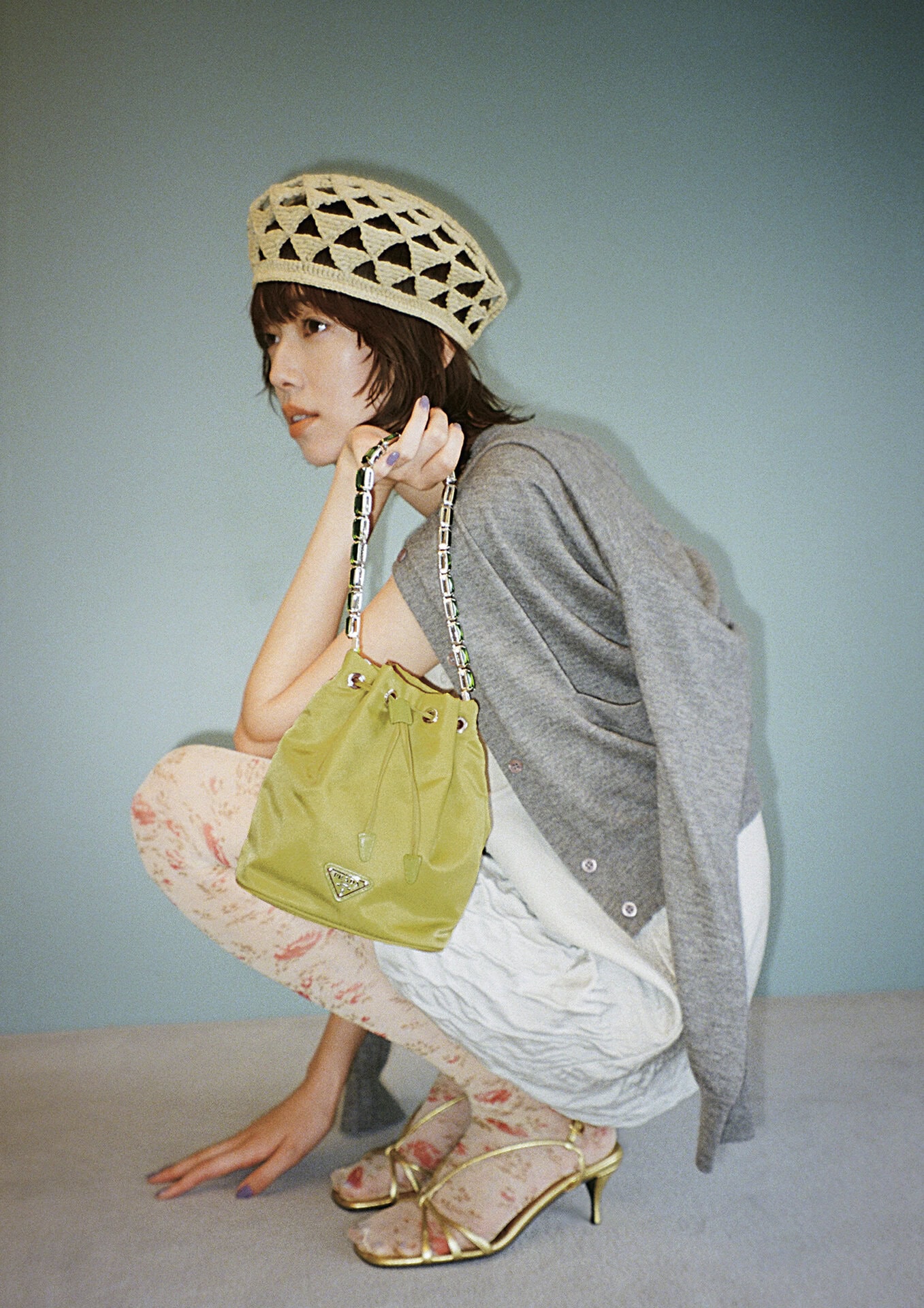 大粒のビジューバッグが、小花柄のタイツが可愛い！【プラダ】で見つけ