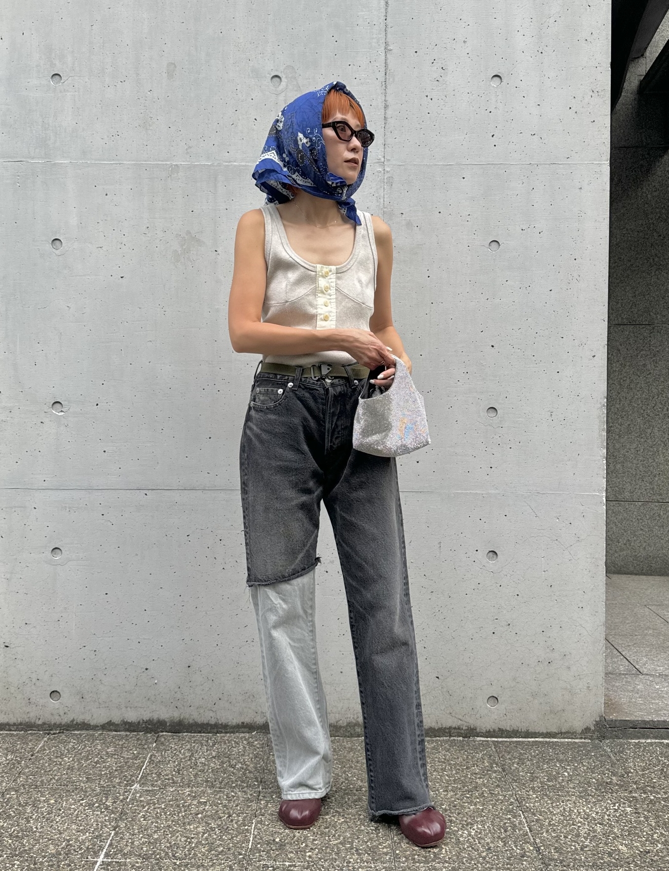 サングラスはキャットアイ。真夏のシンプルコーデは小物で決まる