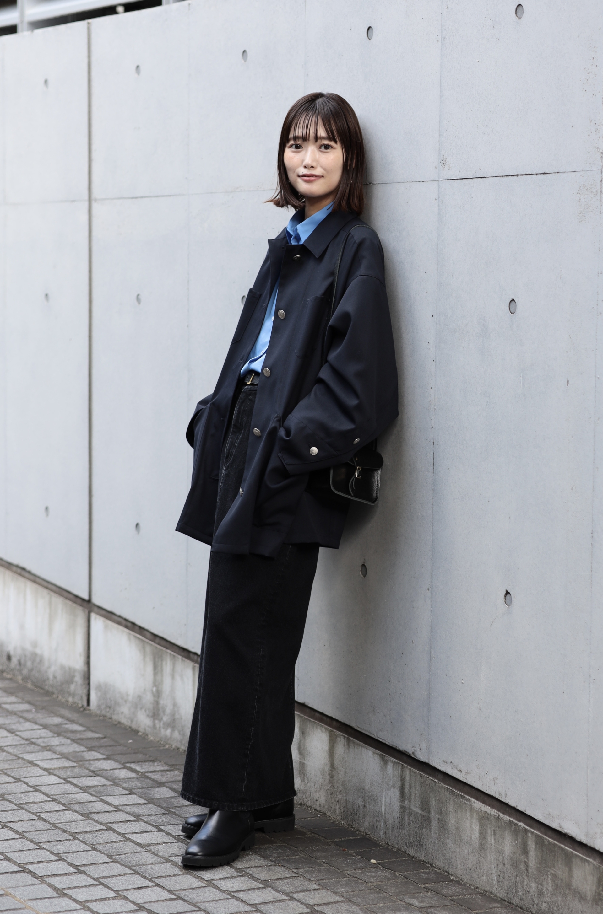 主役はデニムのロングスカート。大人のほどよい肌見せヌケ感コーデ