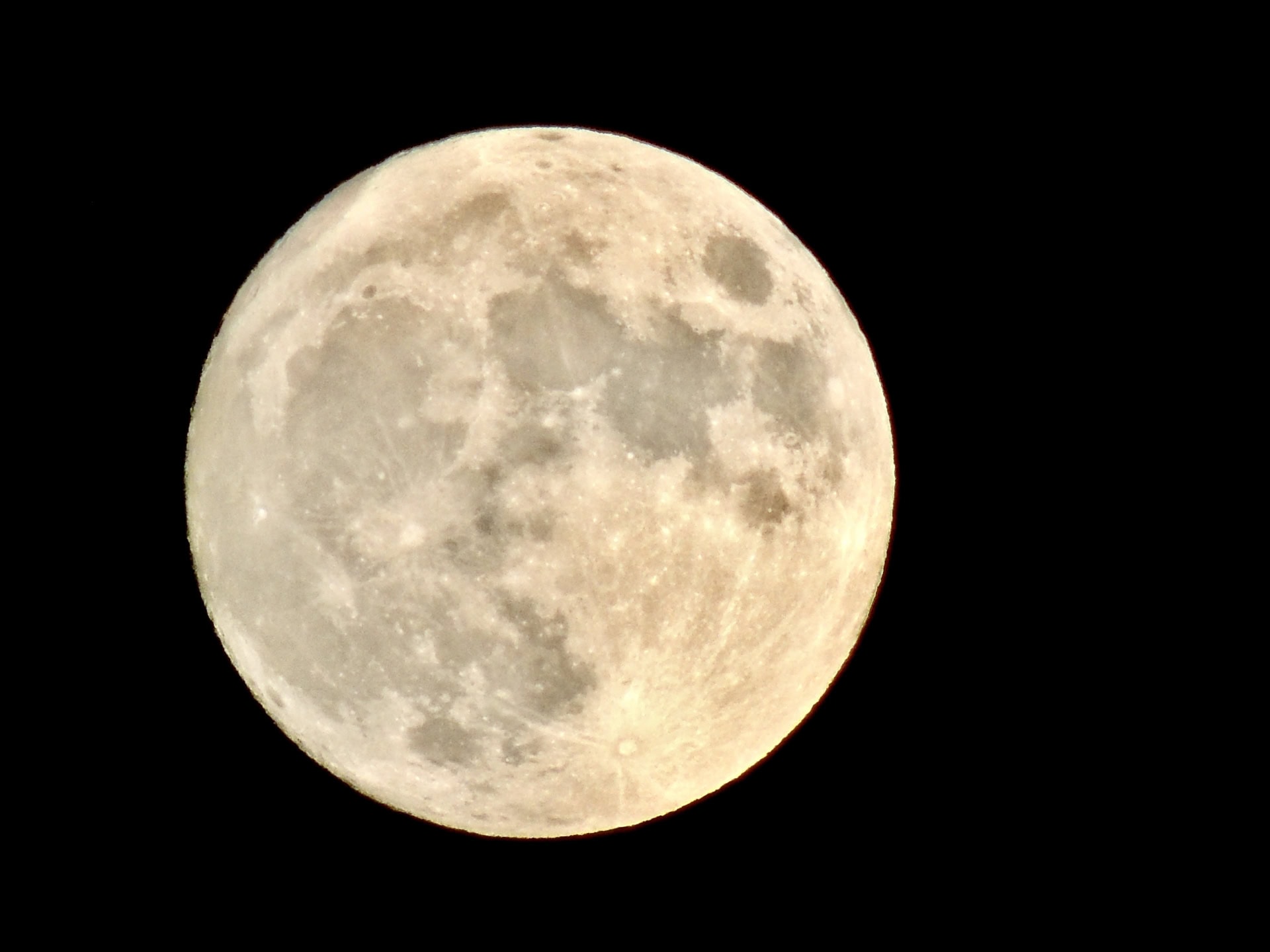 水星も逆行中。8月の満月は20日の3時26分！17日から体調の変化に注意