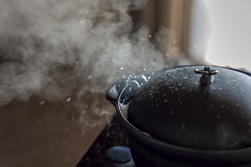 鉄鍋で炊く小豆島産の白米にオリーブオイルをかけていただく、シンプルで贅沢な朝ごはんが絶品。