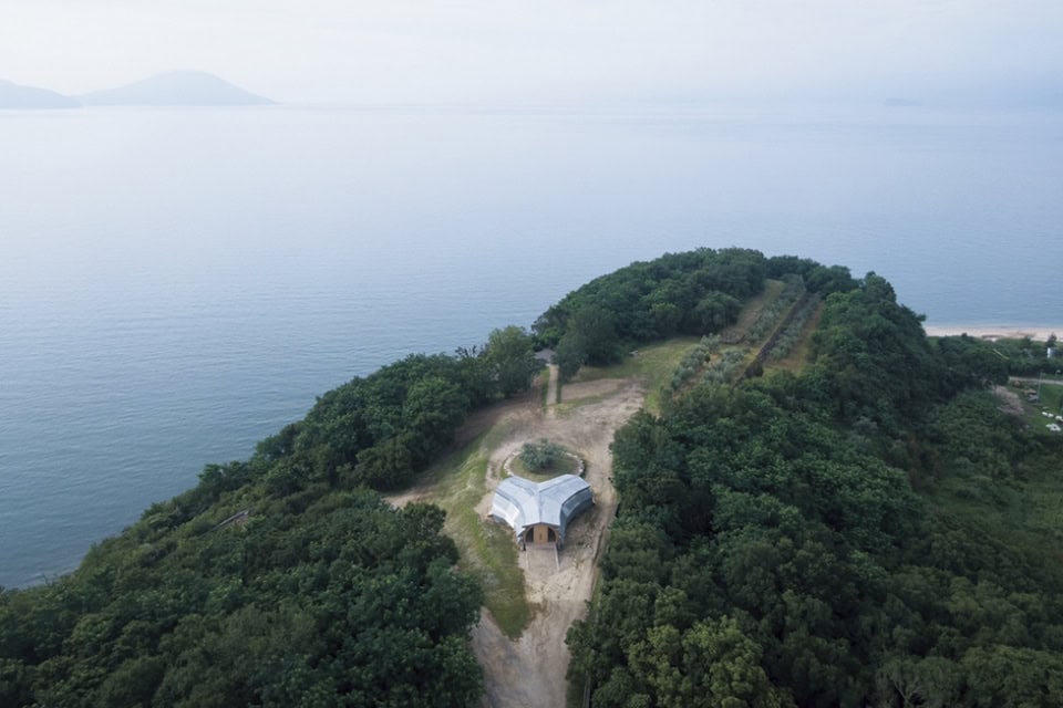 小豆島の小高い丘に位置。