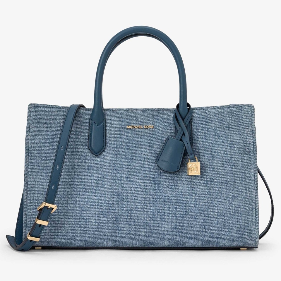 日本限定のデニム素材のバッグ＜SCARLETT MD＞チャコール、ウオッシュデニム各￥52,800（共にMICHAEL Michael Kors／ Michael Kors）