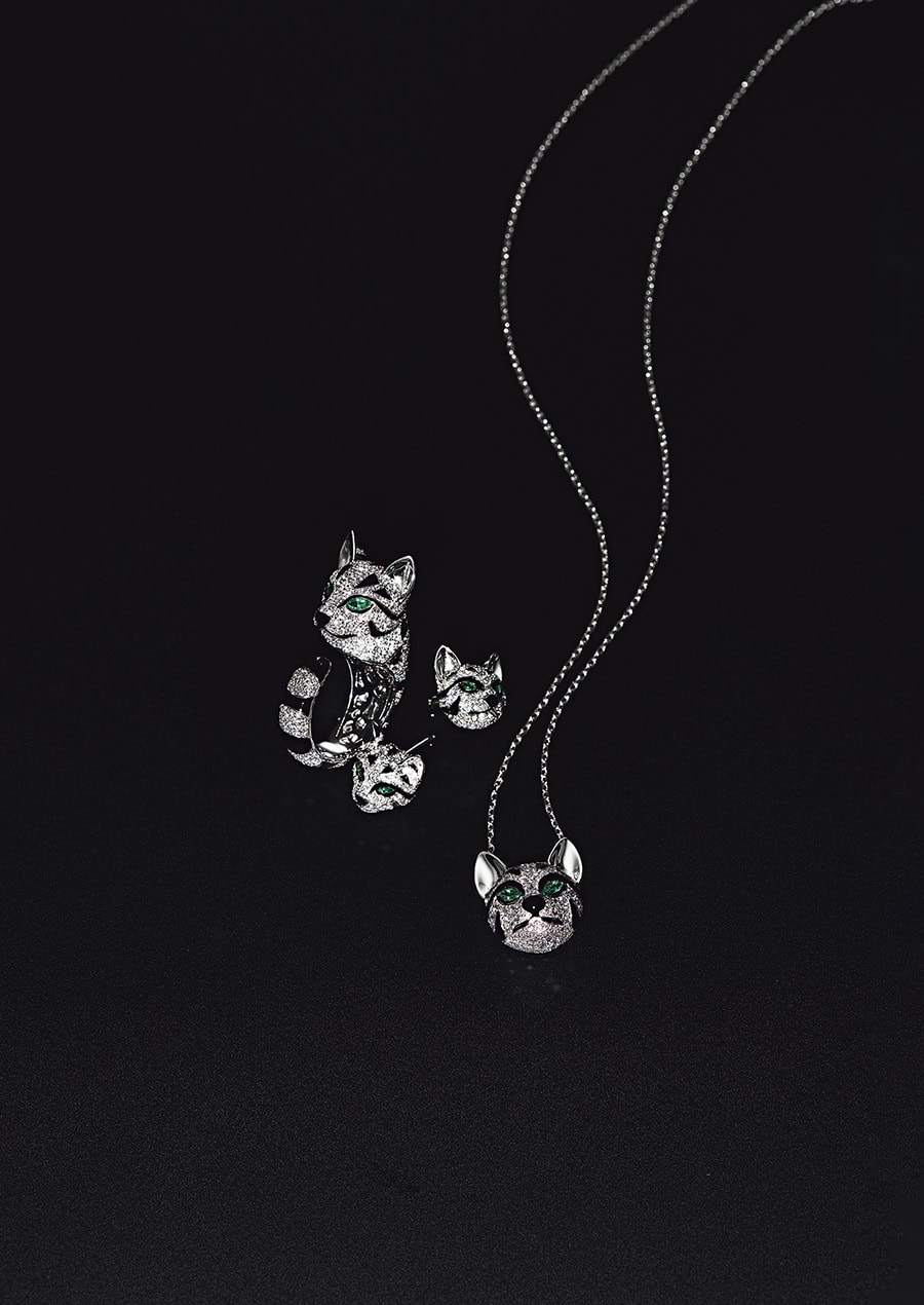 「ファジー レオパードキャット」ペンダント¥3,946,800、ピアス¥4,316,400、リング¥7,326,000※全て予定価格［全てDIA×エメラルド×WG×ブラックラッカー］（全てブシュロン／ブシュロン クライアントサービス）