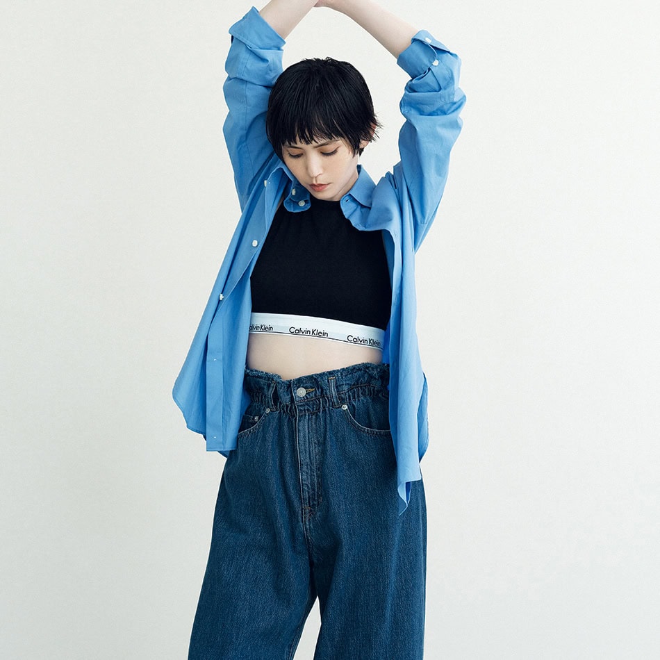 この秋は「脚長腰ばきデニム、ヘルシーなブラトップ、あざやかシャツ