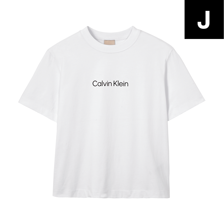 【Calvin KleinのロゴＴシャツ】 ブーム再来なカルバン・クラインは必ずチェックを。なんてことない白Ｔだけど、ロゴが入っているだけでキャッチー♡ ¥8,800（カルバン・クライン／カルバン・クライン カスタマーサービス）