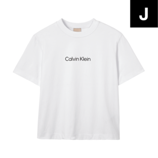 【Calvin KleinのロゴＴシャツ】 ブーム再来なカルバン・クラインは必ずチェックを。なんてことない白Ｔだけど、ロゴが入っているだけでキャッチー♡ ¥8,800（カルバン・クライン／カルバン・クライン カスタマーサービス）