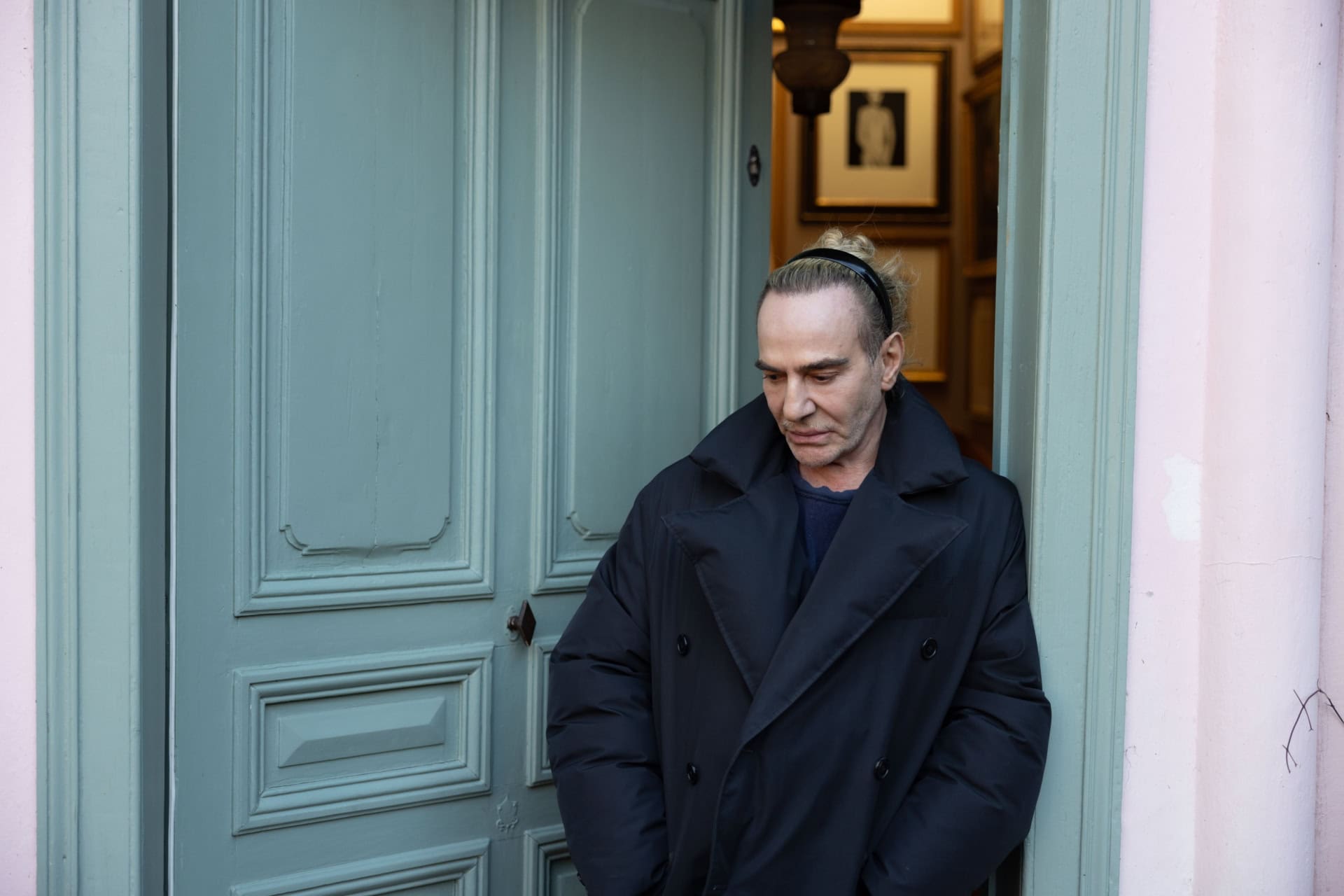 ファッション界の革命児の栄光と転落、そして現在。ドキュメンタリー映画『ジョン・ガリアーノ 世界一愚かな天才デザイナー』レビュー|【公式】オトナ