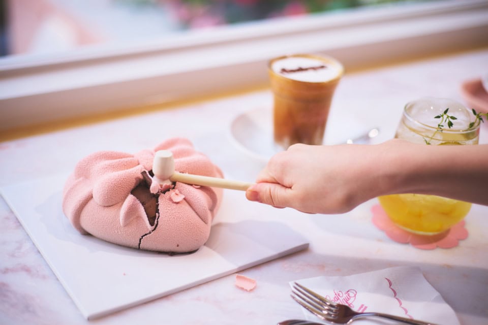 ガシャン！とハートを割っていただくチョコレートケーキ『PINK CHOCO BERRY IN HEART』（₩38,000。日本円で約4,180円）も中からベリーのソースが出てきて超、美味。可愛いだけじゃないのは、コスメもカフェも同様でした。