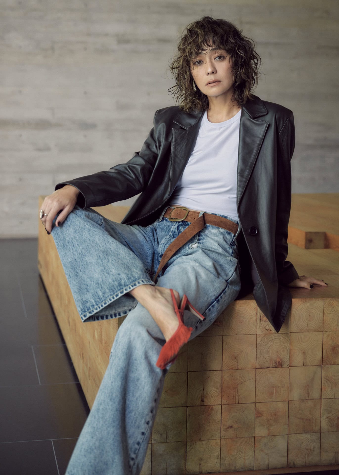 デニム×レザージャケットには「白T」くらいがちょうどいい。40代の